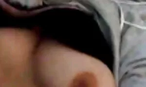 یاسمین جی او را در دانلود بازی سکسی برا اندروید پشت داد و شجاع شروع به بیدمشک او کرد.