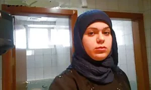 او بازیهای سکسی برای اندروید در جوراب و ایروبیک قرار داده است.