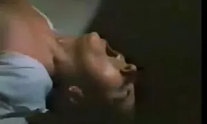 شمع تا از بالا بر روی یک زن و علاقه مند در یک بازی سکسیاندروید کلاه